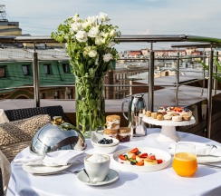 Супериор с террасой и красивым видом на город в Kostas