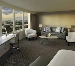Четырёхместный полулюкс с балконом и oceanfront в Fontainebleau Miami Beach