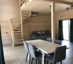 Коттедж с 3 комнатами с балконом и с красивым видом из окна в Лазурный берег