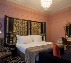Семейный люкс с видом на улицу в Dom Boutique Hotel