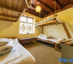 Кровать в общем номере (мужской номер) в Up In The Air Youth Hostel
