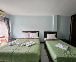 Трёхместный номер с балконом в Patong Moon Inn Guesthouse