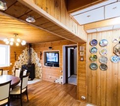 Коттедж с балконом и с красивым видом из окна в Филин дом