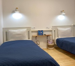 Коттедж улучшенный с 2 односпальными и 2 двуспальными кроватями в Гостевой дом