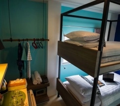 Кровать в общем номере (мужской номер) в Hotel The Journey Patong New
