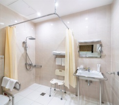 Улучшенный номер для маломобильных граждан в 7 Avenue Hotel&SPA