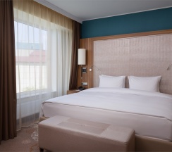 ЛЮКС С ОДНОЙ СПАЛЬНЕЙ, БОЛЬШОЙ КРОВАТЬЮ (KING SIZE) И ДОСТУПОМ В БАР-ГОСТИНУЮ в Doubletree by Hilton Tyumen