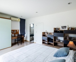 Семейный коттедж с балконом и с красивым видом из окна в Частный дом EastBangtaoVille