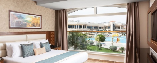 Двухместный номер Deluxe с видом на бассейн двуспальная кровать в Pickalbatros Royal Moderna Sharm & Aqua Park
