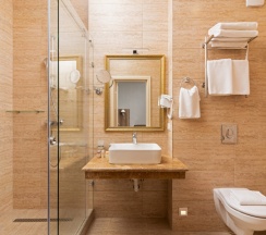 Двухкомнатный семейный Цоколь в Trianon hotel