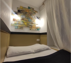 Небольшой двухместный номер с двуспальной кроватью и телевизором первый этаж в Арт Галактика