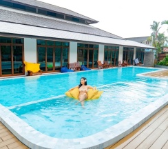 Двухместный номер Deluxe с видом на бассейн двуспальная кровать в Salakphet Resort