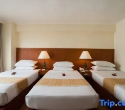 Трёхместный номер в Bangkok Palace Hotel
