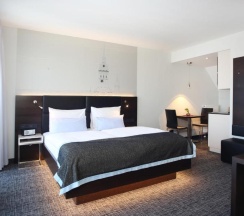 Двухместный номер Standard с балконом двуспальная кровать в Schiller5 Hotel & Boardinghouse