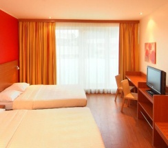 Четырёхместный семейный номер Standard в Leonardo Hotel Salzburg City Center