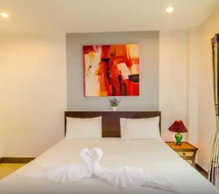 Двухместный номер Superior с балконом двуспальная кровать в Baan Yuyen Karon Guesthouse