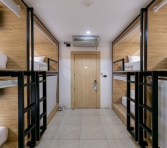 Кровать в общем номере (мужской номер) в The Bedrooms Hostel Pattaya