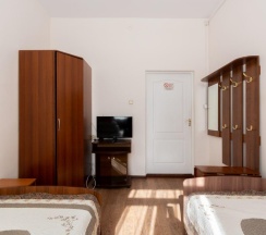 Номер эконом с 1 односпальной и 1 двуспальной кроватью в Маргобай