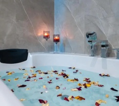 Люкс с 2 комнатами с балконом и с красивым видом из окна в Apart hotel Colibri