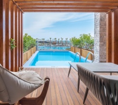 Четырёхместный номер семейный Superior Swim Up с видом на окрестности в Отель Lago
