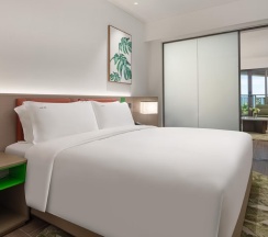 Четырёхместный люкс High Floor с 2 комнатами с видом на океан в Holiday Inn Resort Sanya Bay by IHG