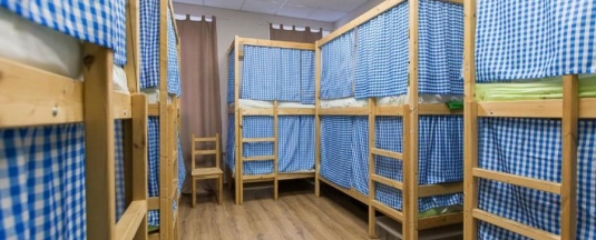 Кровать в 10-ти местном общем номере в Мир
