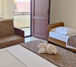 Семейный номер Comfort с балконом и с красивым видом из окна в Ахимса