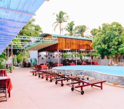 Двухместный номер Standard с видом на озеро двуспальная кровать в Mui Ne Alena Bungalow Hotel