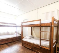 Кровать в общем номере в Kamuning Hostel