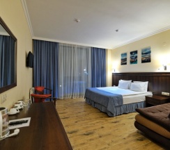 Трёхместный номер Superior с балконом и с красивым видом из окна в Grand shale