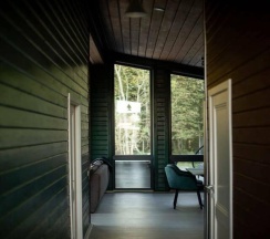 Большой дом Форест с чаном в окружении леса в Timeless