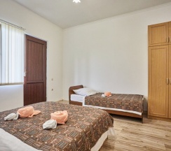 Семейный номер Comfort с балконом и с красивым видом из окна в Ахимса