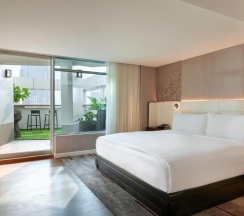 Двухместный люкс с террасой двуспальная кровать в DoubleTree by Hilton Bangkok Ploenchit