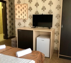 Стандартный семейный номер с 1 двуспальной и двухуровневой кроватью в Жемчужинка