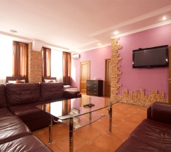 Полулюкс 4-х местный (2 двуспальные кровати или 1 двуспальная и 2 односпальные кровати) в Автодвор