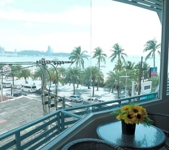 Номер Deluxe в The Beach Front Resort Pattaya  - SHA Plus