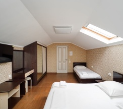 Четырёхместная комната с одной двуспальной и двумя односпальными кроватями в Чайка