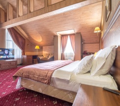 Двухместный полулюкс Мансарда с красивым видом из окна двуспальная кровать в Театр