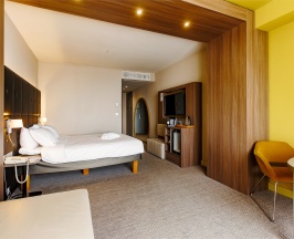 Номер Privilege c большой двуспальной кроватью в МЕРКЮР ТЮМЕНЬ ЦЕНТР