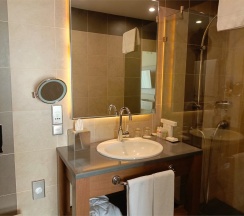 ЛЮКС С ОДНОЙ СПАЛЬНЕЙ, БОЛЬШОЙ КРОВАТЬЮ (KING SIZE) И ДОСТУПОМ В БАР-ГОСТИНУЮ в Doubletree by Hilton Tyumen