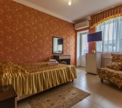 Трехместный номер с балконом в 21 век