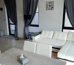 Четырёхместные апартаменты Дуплекс с красивым видом из окна в Валентина