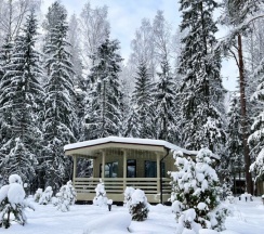 Домик на опушке с 2 спальнями 1-4 человека в Сосновый бор-коттеджи На Селигере
