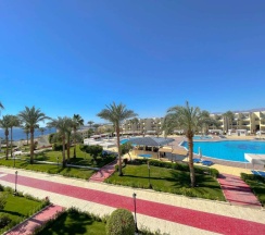 Люкс с видом на бассейн в Курортный отель Grand Oasis Resort