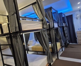 Кровать в общем номере (мужской номер) с балконом в Hotel The Journey Patong New