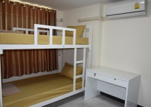 Кровать в общем номере (женский номер) с красивым видом из окна в Like Home - Hostel