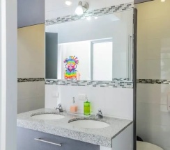 Кровать в общем номере в Tomo Hostel