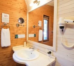 Двухместное Юрта в этно-отеле Орман Аулы двуспальная кровать в Aq-Qaiyn