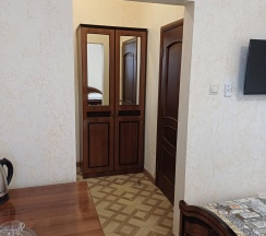 Комната комфорт с 1 односпальной и 1 двуспальной кроватью в Кристалл
