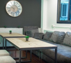 Кровать в общем номере с видом на город в KAYAN Hostel